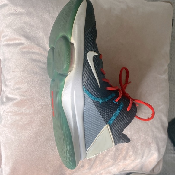 Nike Labron James witness athlete shoes size 9 - Picture 4 of 5